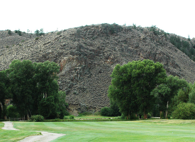The approach to hole 13 at Dos Rios Golf Club.